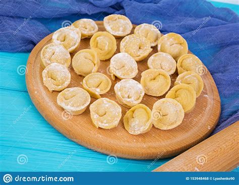 Bolinhas De Massa Cruas Caseiros Pelmeni No Fundo De Madeira Foto De