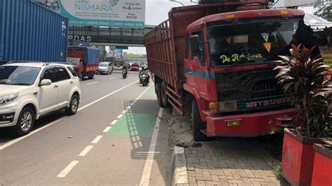 Diduga Rem Blong Truk Pengangkut Barang Tabrak Oleng Hingga Hajar