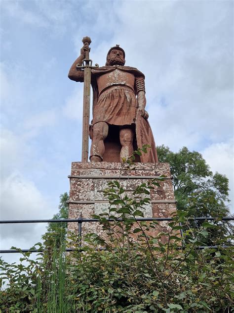 The Sir William Wallace Statue – Melrose, Scotland - Atlas Obscura