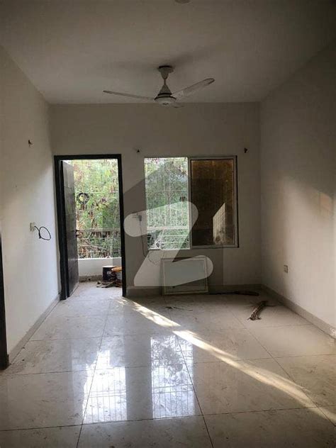 BRAND NEW 4 BED DD 3RD FLOOR PORTION WITH ROOF NEAR JHEEL PARK PECHS