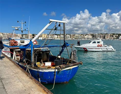 Anzio Peschereccio Imbarca Acqua E Rischia Di Affondare Interviene