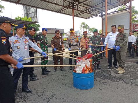 Kapolres Batu Akbp Oskar Syamsuddin S I K M T Bersama Forkopimda