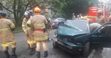 G Homem Fica Preso Nas Ferragens Ao Bater Carro Em Muro Em