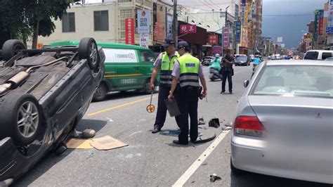 七旬嬤開車載孫女 「扶一下」撞車四輪朝天 民視新聞網