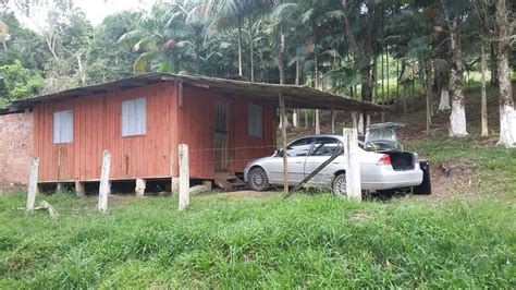 Bandidos invadem casa rendem família e fogem carro