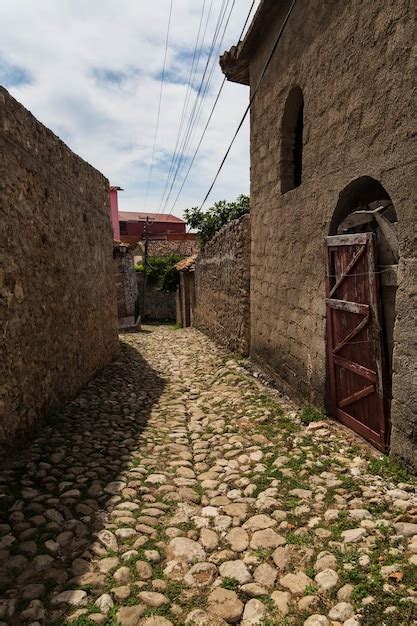 Antiga Rua De Paralelep Pedos E Casas De Pedra Tradicionais Dentro Do