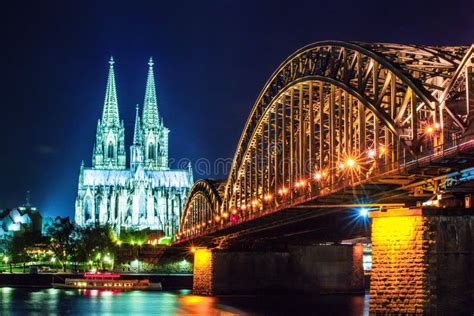 Catedral Da água De Colônia E Ponte De Hohenzollern No Por Do Sol