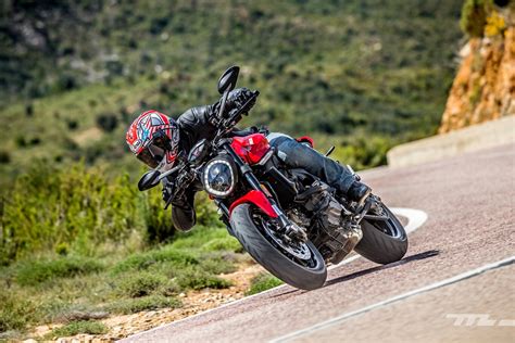 Ducati Monster 2021 prueba naked deportiva con 110 CV y más ágil que