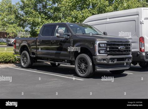 Zionsville May 30 2024 Ford F 250 Srw 4x4 Crew Cab Display At A Dealership Ford Also Offers