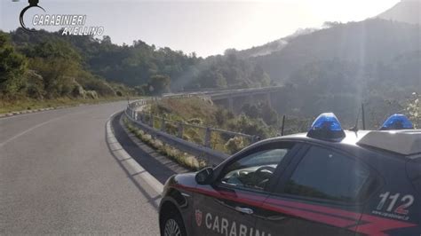 Tenta Di Lanciarsi Dal Cavalcavia Sull Ofantina 36enne Salvato Dai