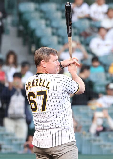 【阪神】元阪神ブラゼル、10年ぶり甲子園で始球式 左打席で岩田稔氏投じた球を素手でキャッチ プロ野球写真ニュース 日刊スポーツ