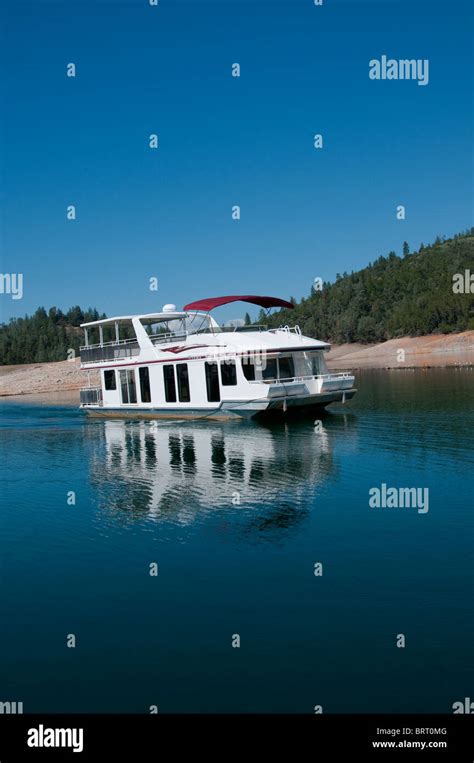 Houseboat at Lake Shasta California Stock Photo - Alamy