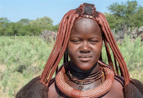 Mujer Vestida Tradicional De Himba Namibia Con Las Tetas Al Aire