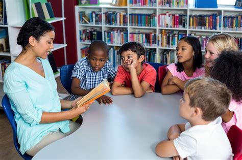 Profesor Leyendo Un Libro Para Ni Os Foto Premium