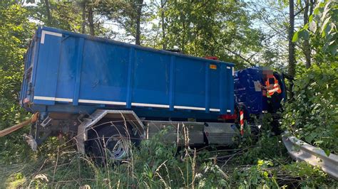 Lastwagen M Ht Auf A Bei H Gendorf Alle Leitplanken Um Und Landet In