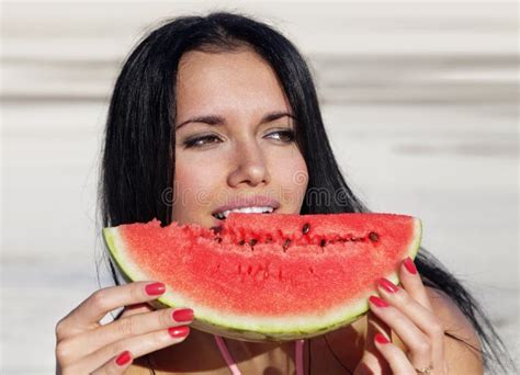 Schönes Mädchen Das Melone Isst Stockbild Bild Von Saftig Vital