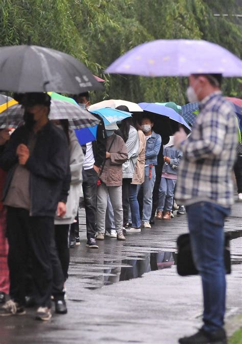 小区居民雨中排队，未测核酸的市民健康码将调为黄色 检测