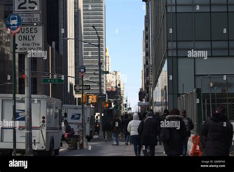 A busy street in downtown New York Stock Photo - Alamy