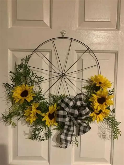 Bicycle Wheel Wreath Ideas That Look Absolutely Stunning Door