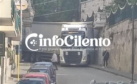 Eboli Tir Si Incastra In Via Salita Ripa Infocilento