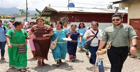 Ministra De La Mujer Visita La Comarca NgÄbe BuglÉ Y Brindan