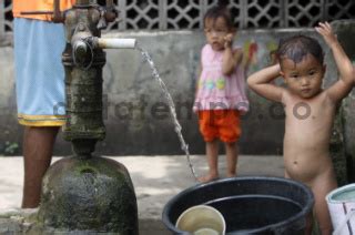 Seorang Anak Mandi Di Tanah Abang Jakarta Datatempo