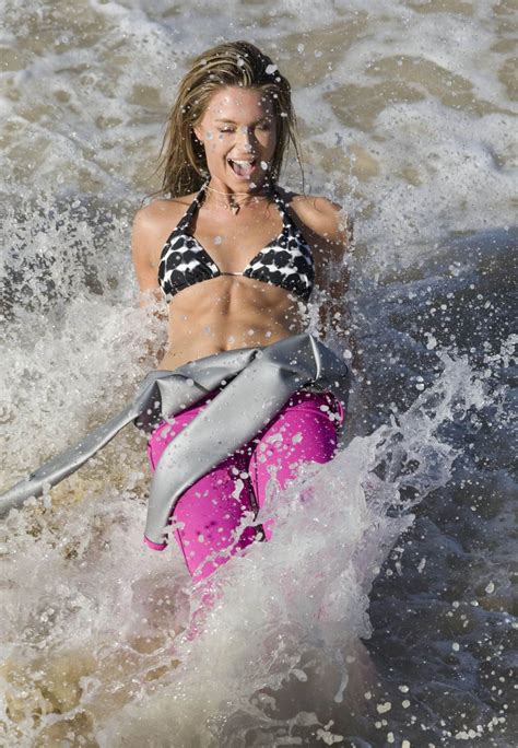 Jennifer Hawkins Wearing Tiny Bikini Top Diving Suit At The Beach Shooting Porn Pictures XXX