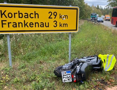 Motorradfahrer Fliegt Ber Auto Bundesstra E Gesperrt