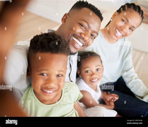 Portrait d une jeune famille afro américaine souriante assise et