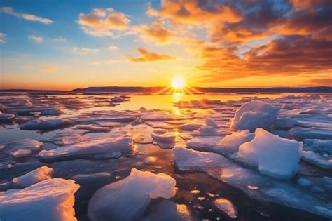 Una Puesta De Sol Sobre El Agua Con T Mpanos De Hielo En Primer Plano