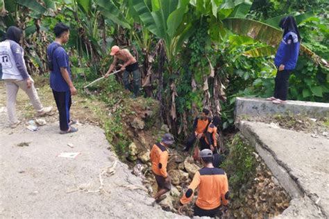 Jalan Desa Lolisang Ambles Akibat Longsor Bpbd Bangun Tanggul Darurat