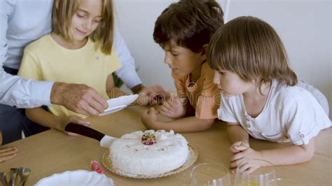 Feliz Papi Ayudando Hija Emocionada A Cortar Pastel Festivo Almacen De