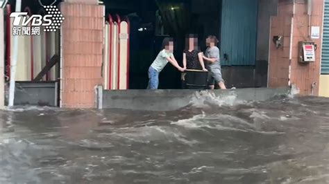 暴雨炸高雄！前鎮這條路「開車如開船」 海波浪畫面曝