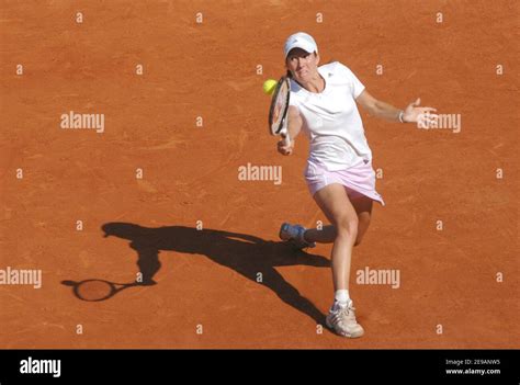 Belgium S Justine Henin Hardenne Defeats 6 3 6 2 Belgium S Kim