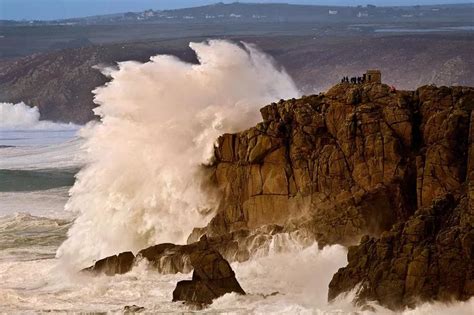 20ft Storm Waves To Hit Cornwall This Weekend Cornwall Live