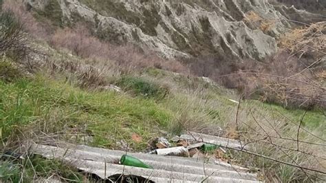 Faenza Rifiuti Abbandonati In Una Discarica A Cielo Aperto Nei Calanchi