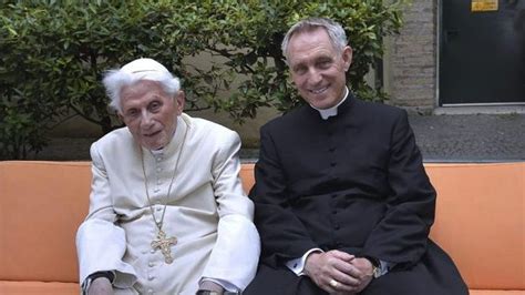 Chi è padre Georg Gänswein è stato vicino a Papa Ratzinger fino alla