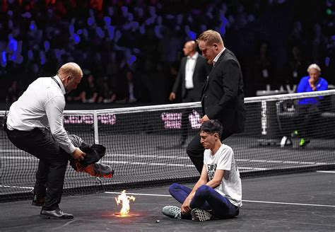 Tennis Mann zündet sich auf Spielfeld an SÜDKURIER