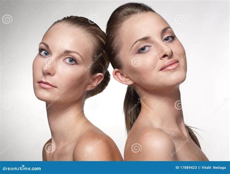 Verticale De Deux Jeunes Filles Caucasiennes Sexy Image Stock Image