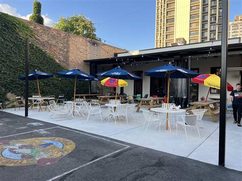 The Wiener’s Circle Review - Lincoln Park - Chicago - The Infatuation