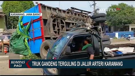 Truk Gandeng Muatan Pakan Ternak Terguling Di Jalur Arteri Karawang