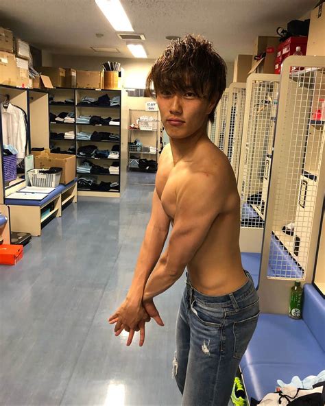 上原力也さんのインスタグラム写真 上原力也instagram「小川航基ナルシスト 胸筋えぐ。 はぶかれてるの気づいてない。」3月5