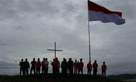 Tolak HUT OPM Warga Kibarkan Bendera Merah Putih Raksasa