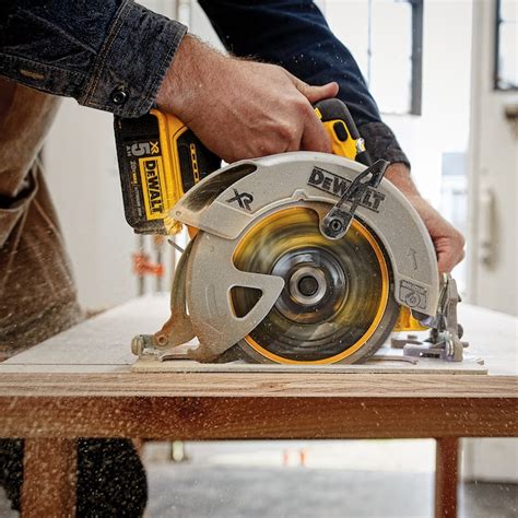 Dewalt Xr 20 Volt Max 7 14 In Brushless Cordless Circular Saw Kit 1 Battery And Charger Included