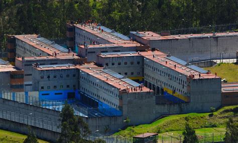 Continúa motín en cárcel de Ecuador con policías y guardias retenidos