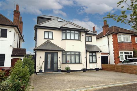 Winchester Drive Pinner Ha5 4 Bed Detached House £1 475 000