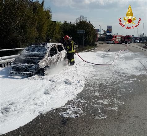 Auto Divorata Dalle Fiamme Vigili Del Fuoco In Azione Strada Chiusa