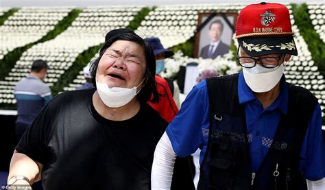 Hundreds Mourn Seoul Mayor After He Was Found Dead Following Claim Of