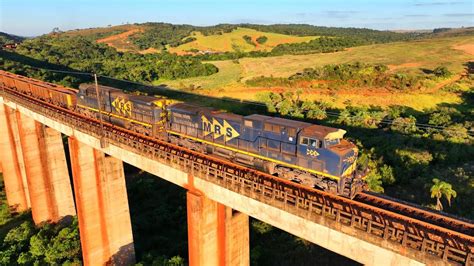 Trem Locomotivas Ac I Passando Viaduto Em Curva E T Nel Ferrovia