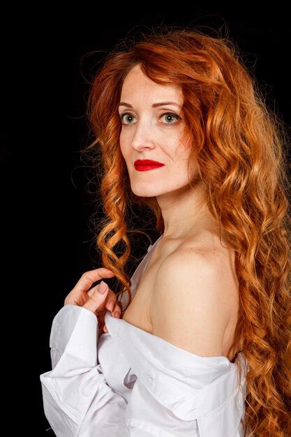 Hermosa Chica Con El Pelo Rojo En Una Camisa Blanca Y Un Sombrero Sobre